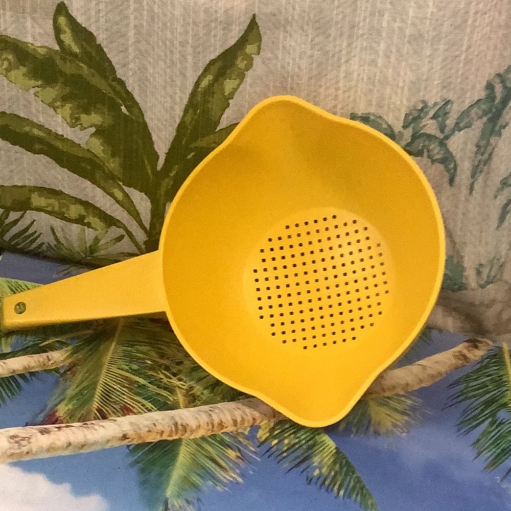 Pasta  strainer yellow plastic small size